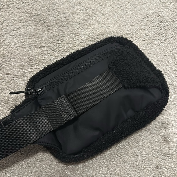 Lululemon Everywhere Belt Large Bag 2L Fleece Black/Gold - Picture 8 of 8